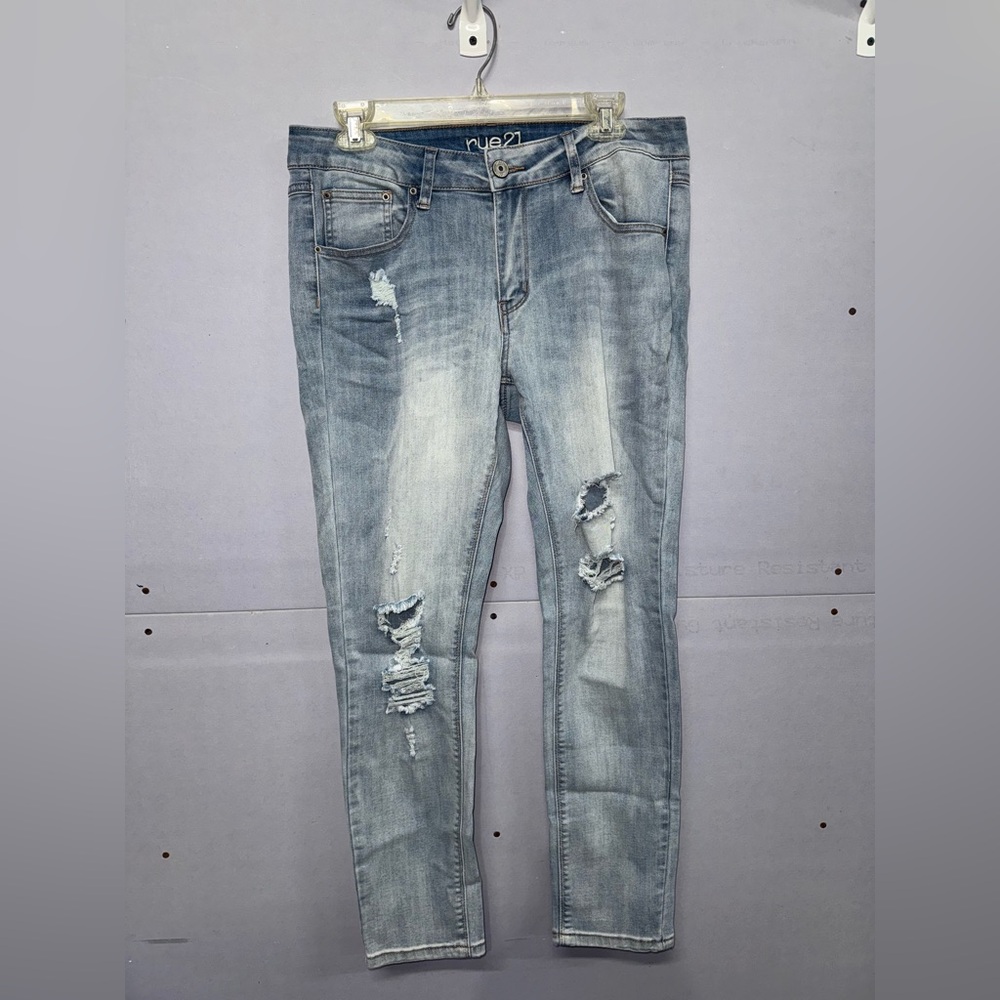 Rue21 Women’s Distressed Blue Jeans (SIZE 8)